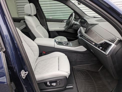 Used 2025 BMW X5 M60i w/ Climate Comfort Package image 32