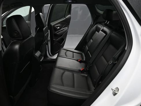 Used 2024 GMC Terrain SLT image 12