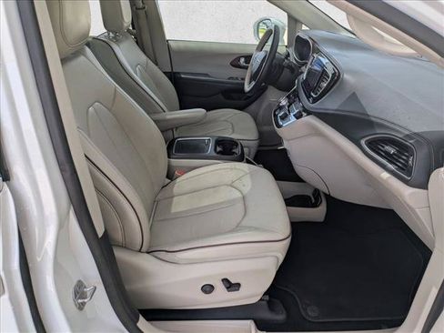 Used 2020 Chrysler Pacifica Limited FWD image 24