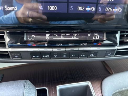 Used 2024 Toyota Sienna XLE FWD image 29