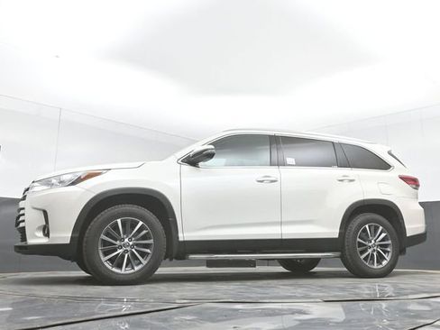 Used 2019 Toyota Highlander XLE w/ Carpet Mat Package (TMS) AWD/4WD image 30