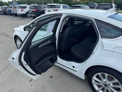 Used 2019 Ford Fusion SE FWD image 13