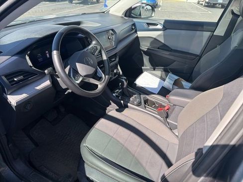Used 2024 Volkswagen Taos SE image 2