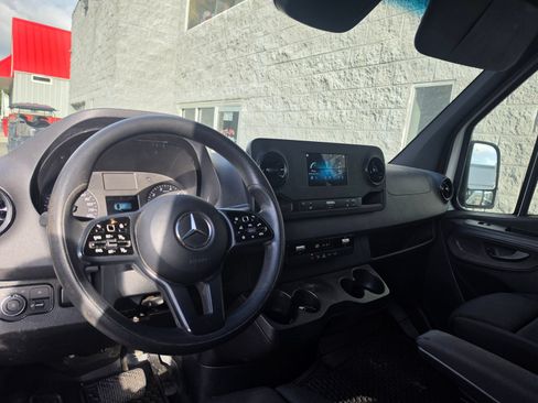 Used 2020 Mercedes-Benz Sprinter 2500 image 11