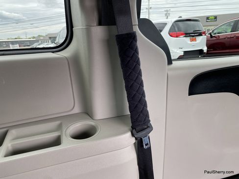 Used 2019 Dodge Grand Caravan SXT FWD image 18