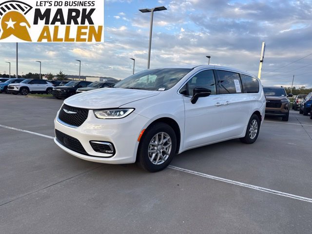 Used 2026 Chrysler Pacifica Select FWD image 2