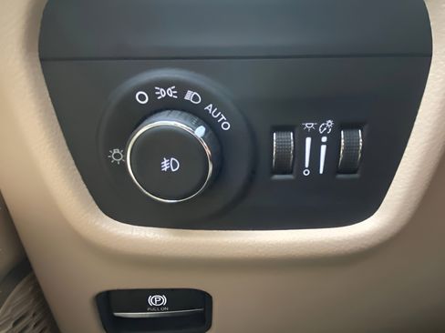 Used 2023 Jeep Grand Cherokee L Limited w/ Luxury Tech Group II AWD/4WD image 21