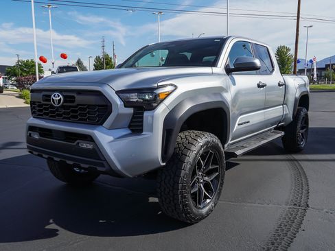 Certified 2025 Toyota Tacoma TRD Off-Road w/ TRD Off Road Upgrade Package AWD/4WD image 4