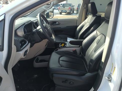 Used 2024 Chrysler Pacifica Select image 13