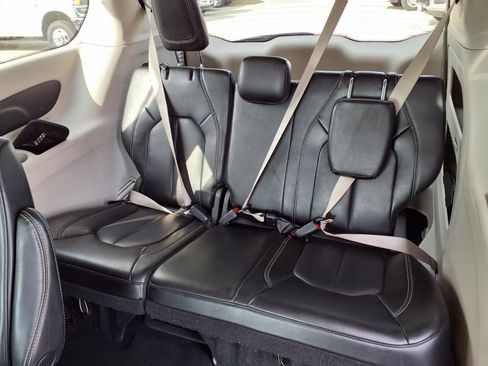Used 2023 Chrysler Pacifica Touring-L image 18