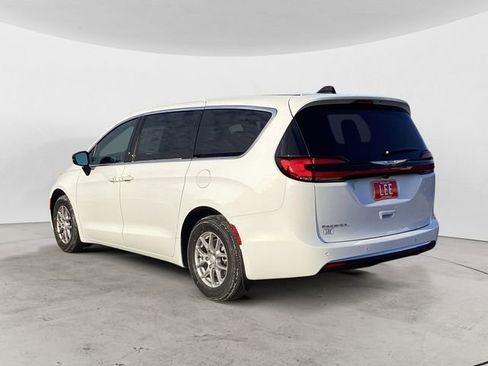 New 2026 Chrysler Pacifica Select image 3