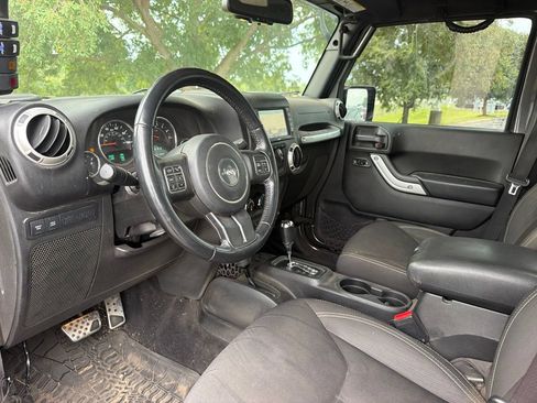 Used 2017 Jeep Wrangler Unlimited Rubicon w/ Cold Weather Group AWD/4WD image 13