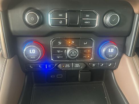 Used 2023 Chevrolet Suburban High Country AWD/4WD image 29
