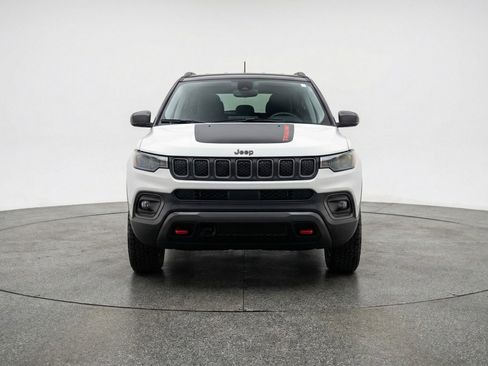 Used 2025 Jeep Compass Trailhawk AWD/4WD image 2