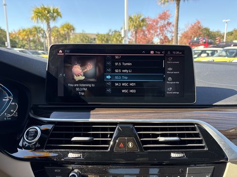 Certified 2023 BMW 530e xDrive w/ Premium Package image 23