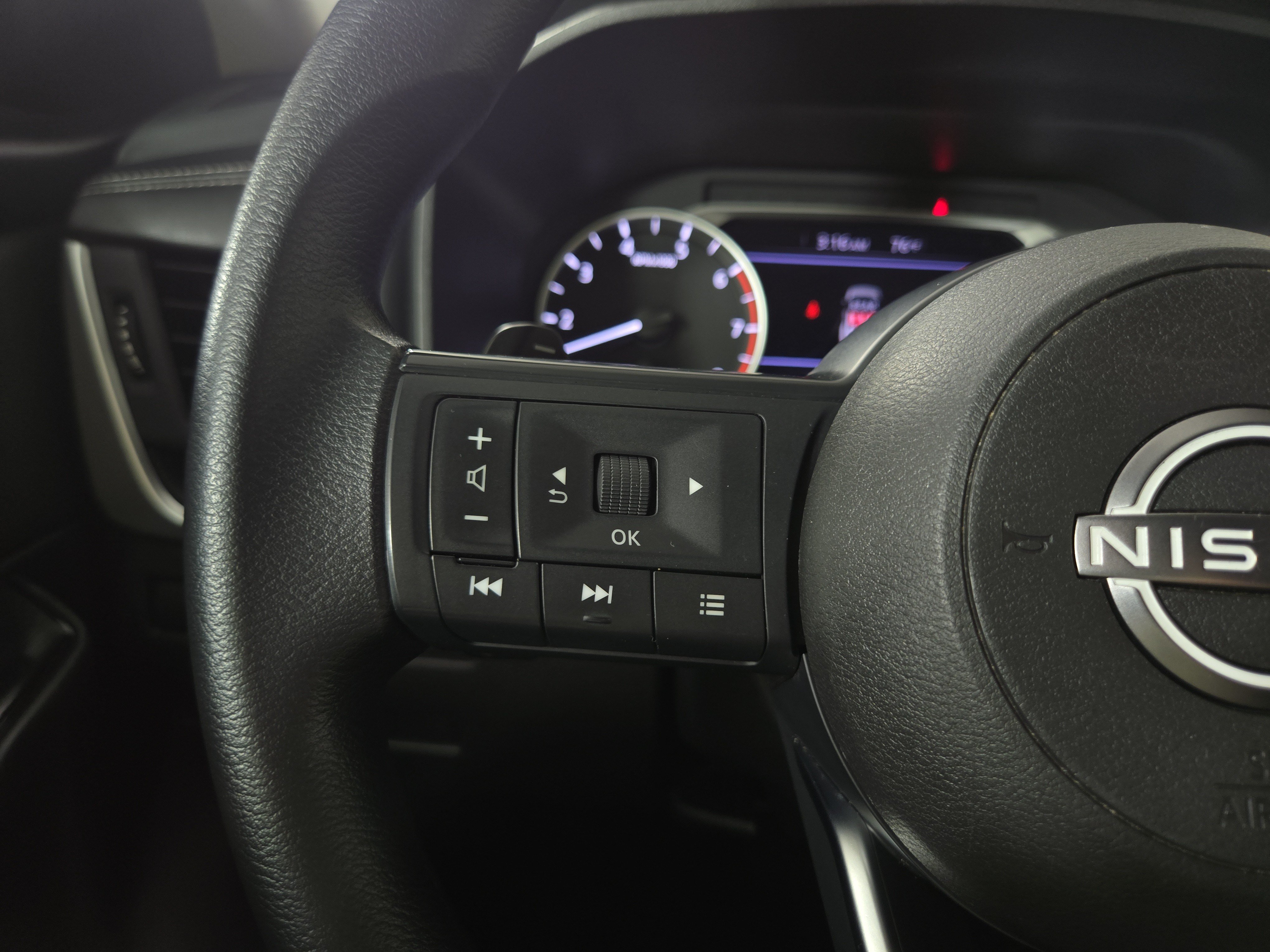 Used 2024 Nissan Rogue S AWD/4WD image 15