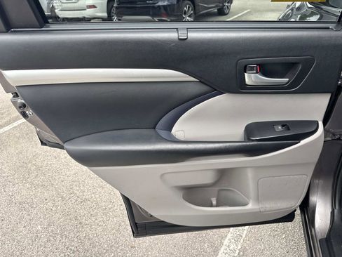 Used 2019 Toyota Highlander XLE FWD image 12