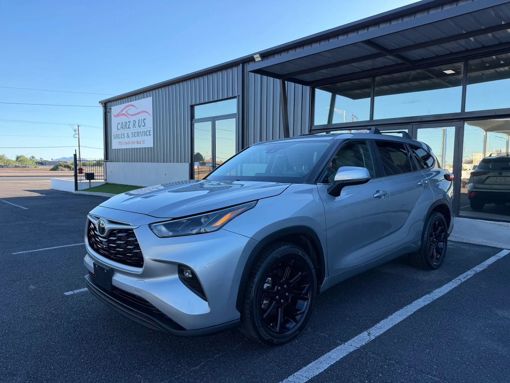 Used 2023 Toyota Highlander LE FWD image 3
