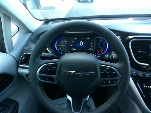 Used 2023 Chrysler Pacifica Limited image 12