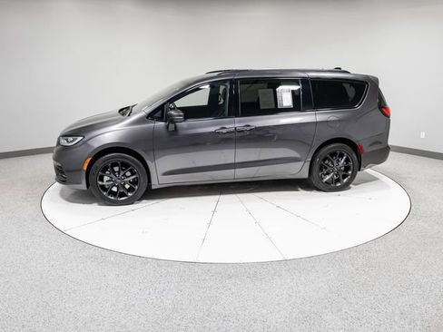 Used 2023 Chrysler Pacifica Touring-L w/ S Appearance Package image 35