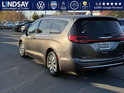 Used 2023 Chrysler Pacifica Touring-L image 4