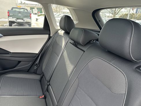 Certified 2025 Volkswagen Taos SE w/ Panoramic Sunroof Package image 10