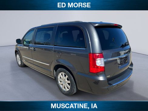 Used 2016 Chrysler Town & Country Touring image 3