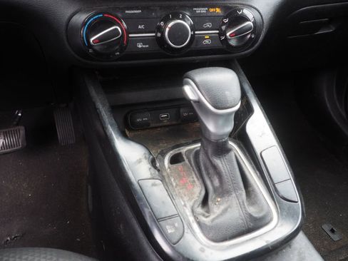 Used 2022 Kia Soul LX image 11