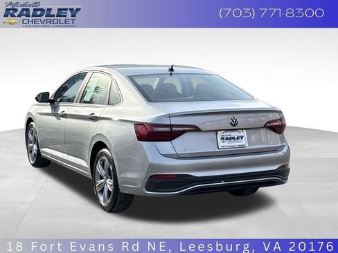 Used 2024 Volkswagen Jetta SE FWD image 3