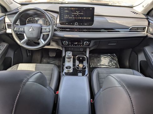 Used 2025 Mitsubishi Outlander SE AWD/4WD image 32
