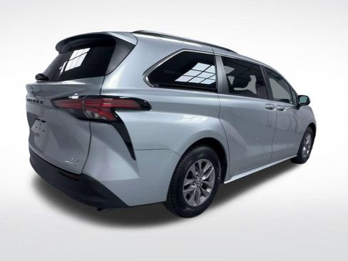 Certified 2021 Toyota Sienna LE AWD/4WD image 9