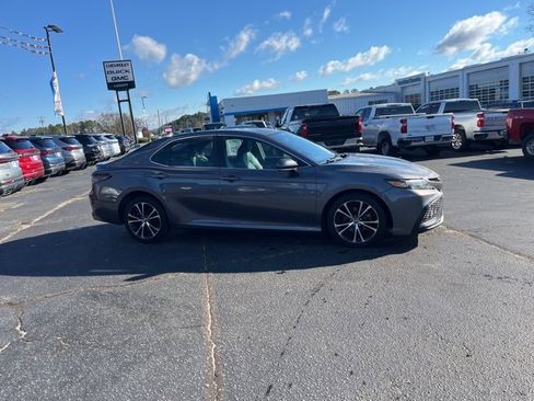 Used 2023 Toyota Camry SE image 2