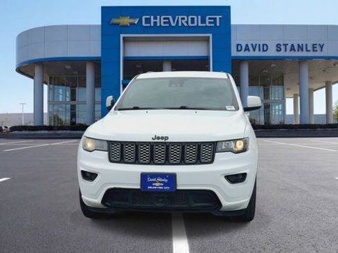 Used 2022 Jeep Grand Cherokee Laredo X RWD image 3