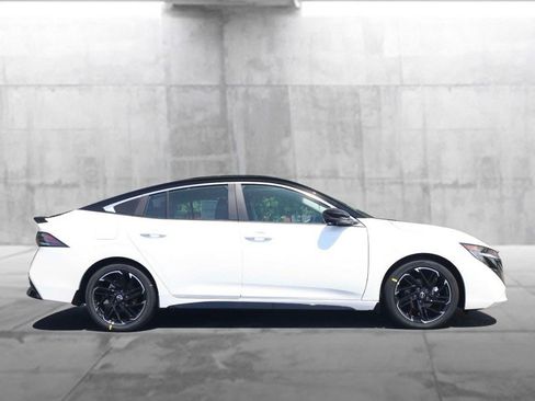 New 2026 Nissan Sentra SR w/ SR Premium Package FWD image 5