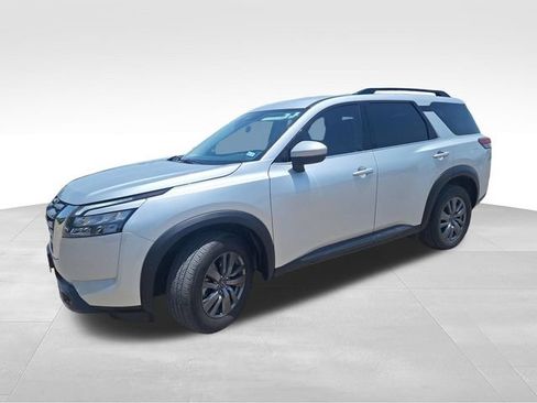 Certified 2025 Nissan Pathfinder SV FWD image 4