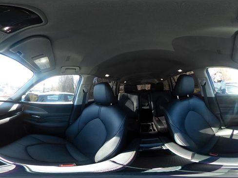 Used 2025 Toyota Grand Highlander XLE image 39