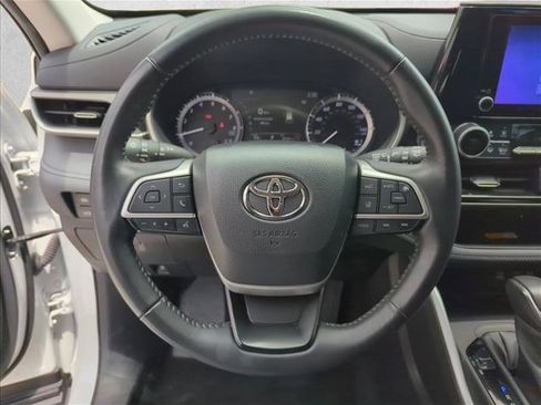 Certified 2024 Toyota Highlander XLE FWD image 16