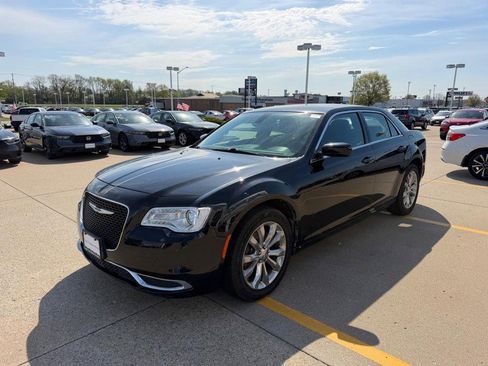 Used 2018 Chrysler 300 Touring AWD/4WD image 6