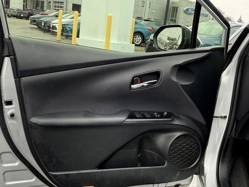 Used 2022 Toyota Prius LE image 25