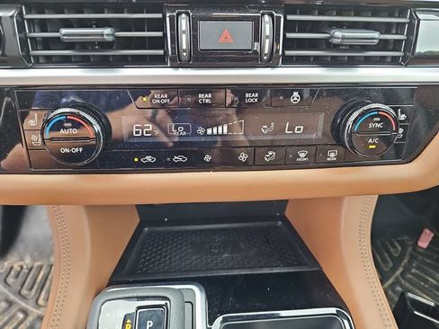 Used 2025 Nissan Pathfinder Platinum FWD image 21