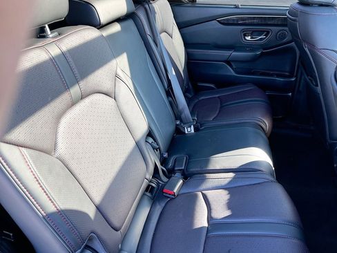 Used 2025 Honda Pilot Black Edition image 30