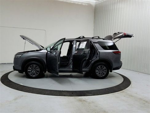 Used 2024 Nissan Pathfinder SV image 12