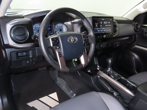 Used 2018 Toyota Tacoma SR5 image 32