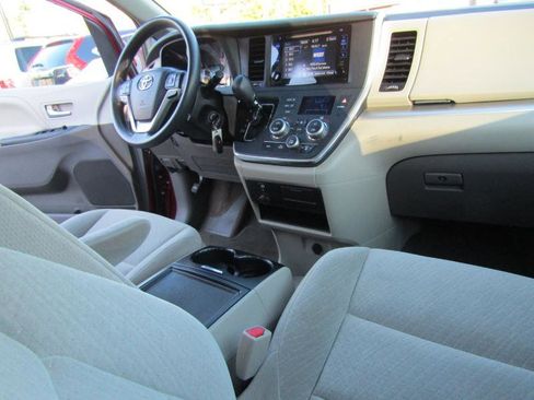 Used 2017 Toyota Sienna LE image 42