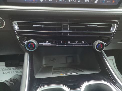 Used 2025 Chevrolet Traverse LT FWD image 29
