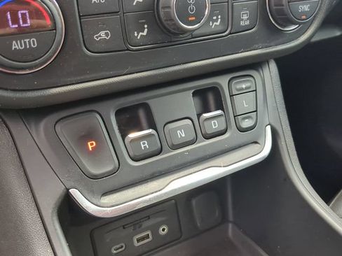 Used 2019 GMC Terrain Denali w/ Advanced Safety Package AWD/4WD image 12