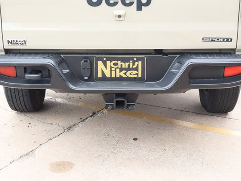 Used 2020 Jeep Gladiator Sport image 14