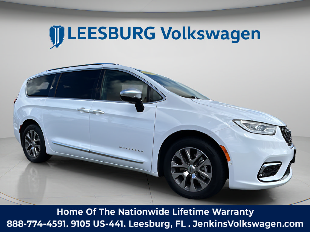 Used 2023 Chrysler Pacifica Pinnacle FWD image 2