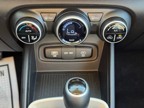 Used 2025 Hyundai Venue SEL image 18