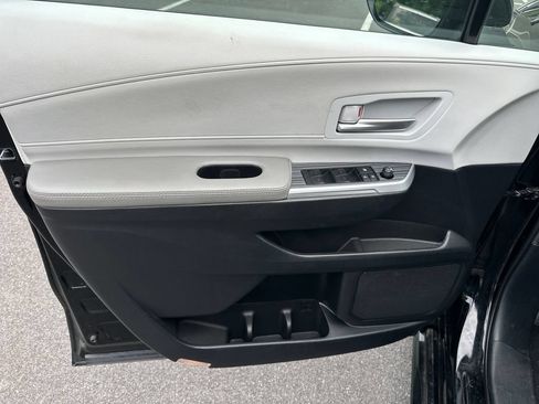 Used 2025 Toyota Sienna XLE FWD image 11